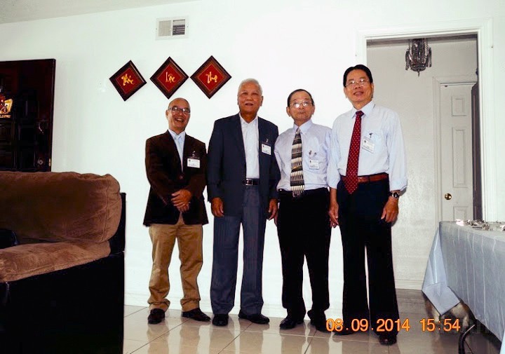 5be.jpg - Từ trái: K3 Phước (BLLKMH/Hue), thầy Long cựu hiệu trưởng KMH, K1A Thảo (BLLKMH/HaiNgoai), K1A Kim Định (BLLKMH/Saigon) . Photo: K4 Phan Đình Điền